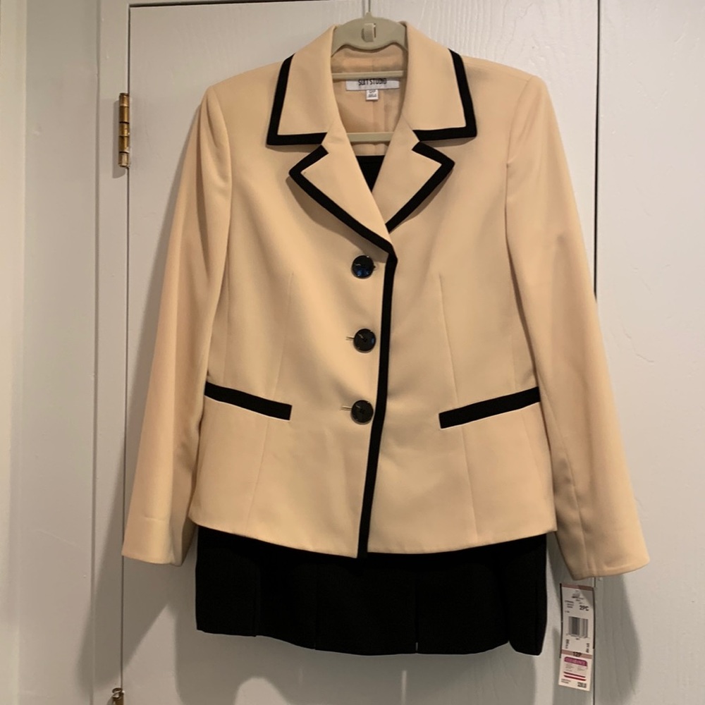 Suit Studio skirt suit